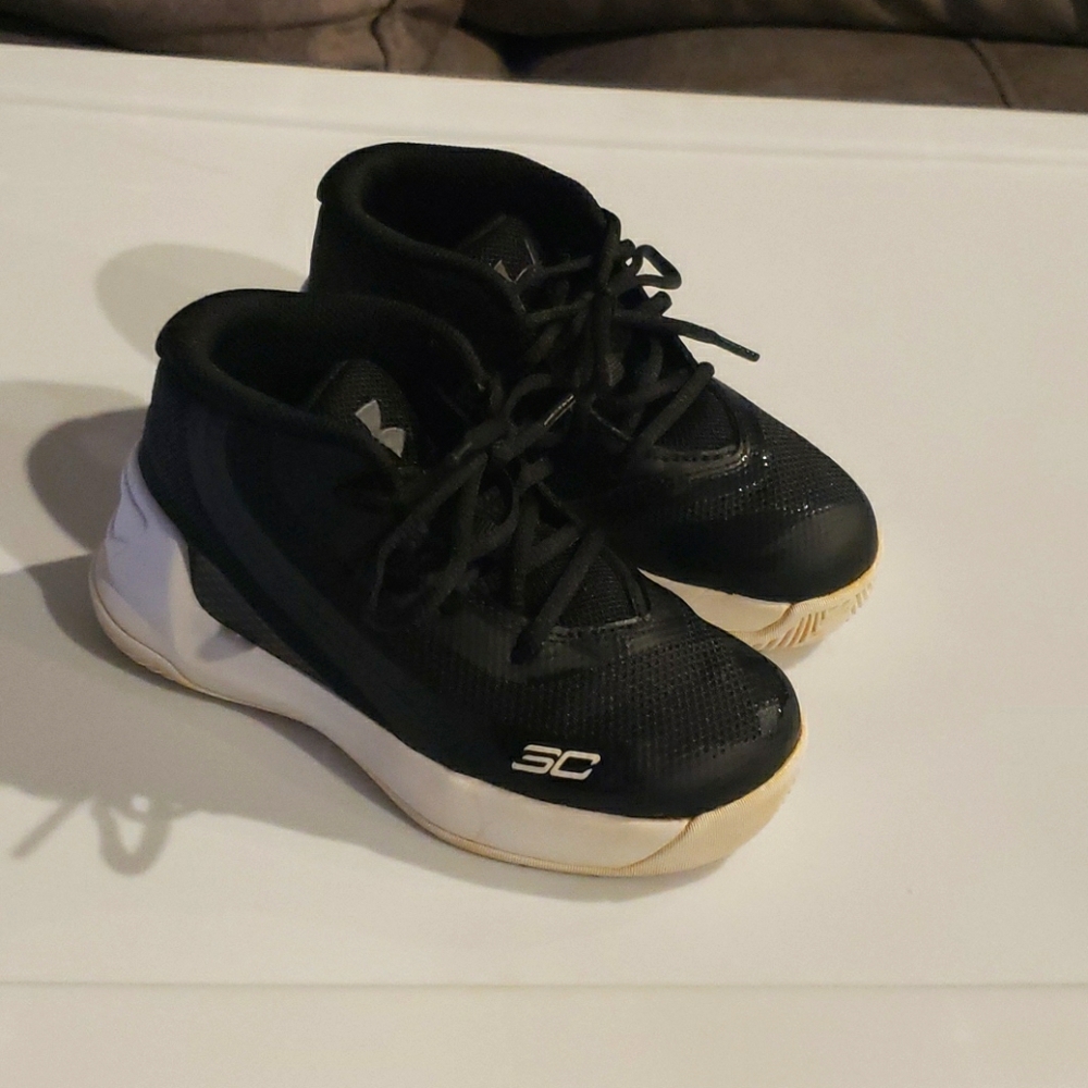 Under Armour kids shoes sz 7K in black